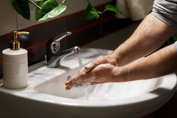 Mężczyzna myje ręce